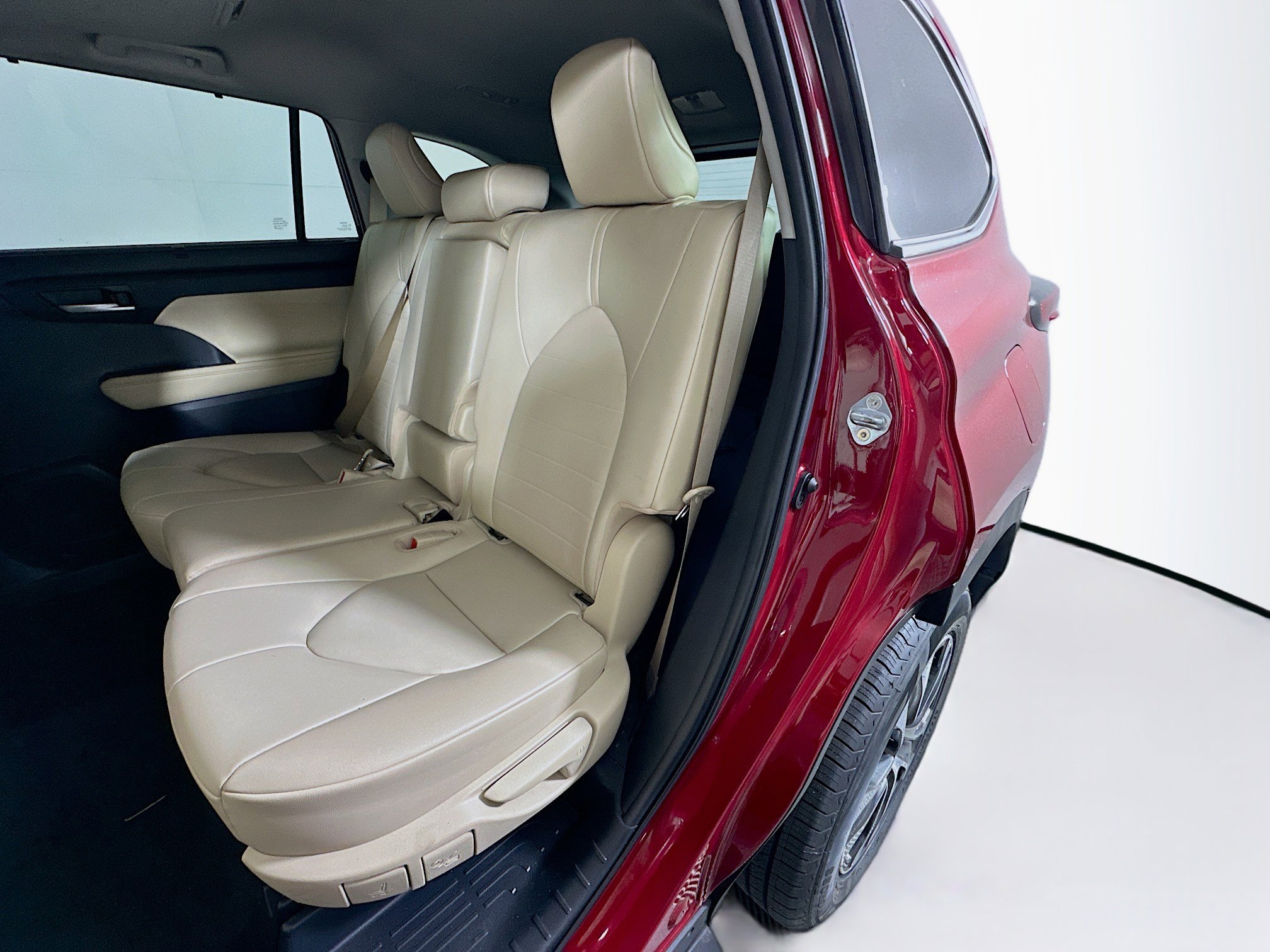 Used 2023 Toyota Highlander XLE image 26