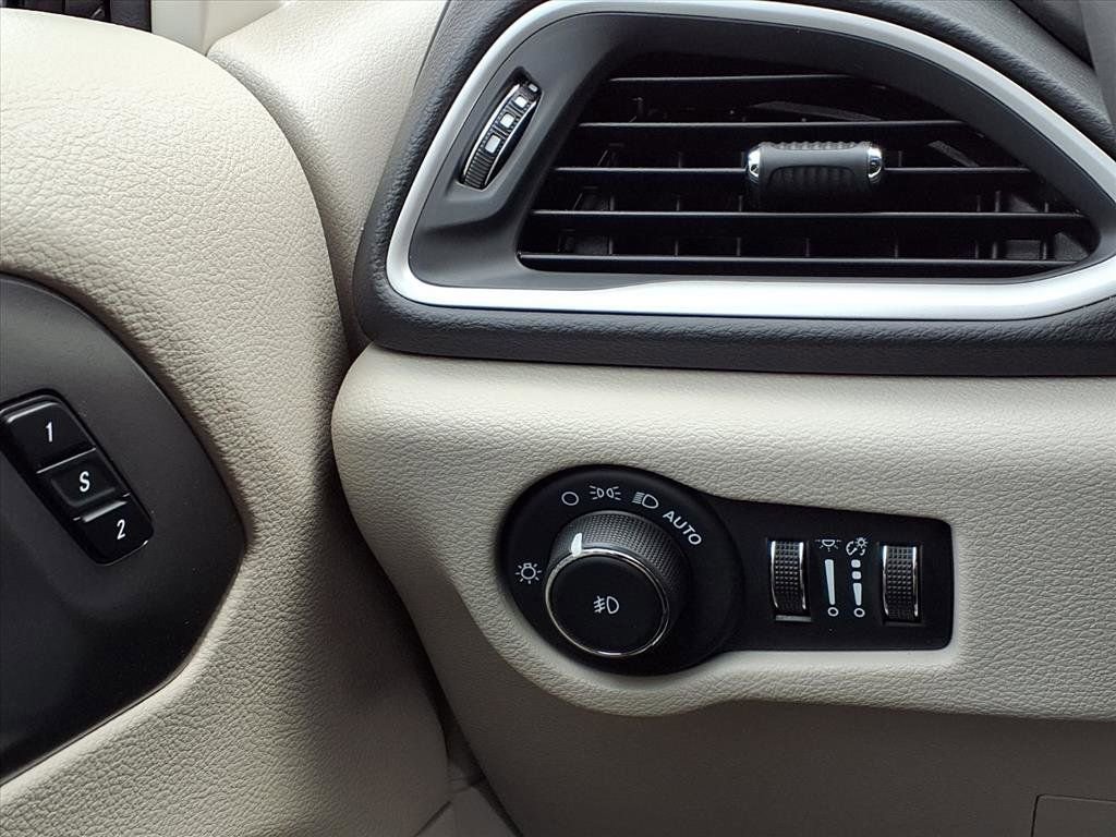 Used 2023 Chrysler Pacifica Touring-L image 16