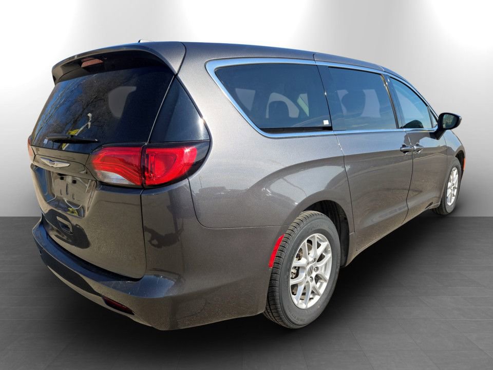 Used 2023 Chrysler Voyager LX image 7