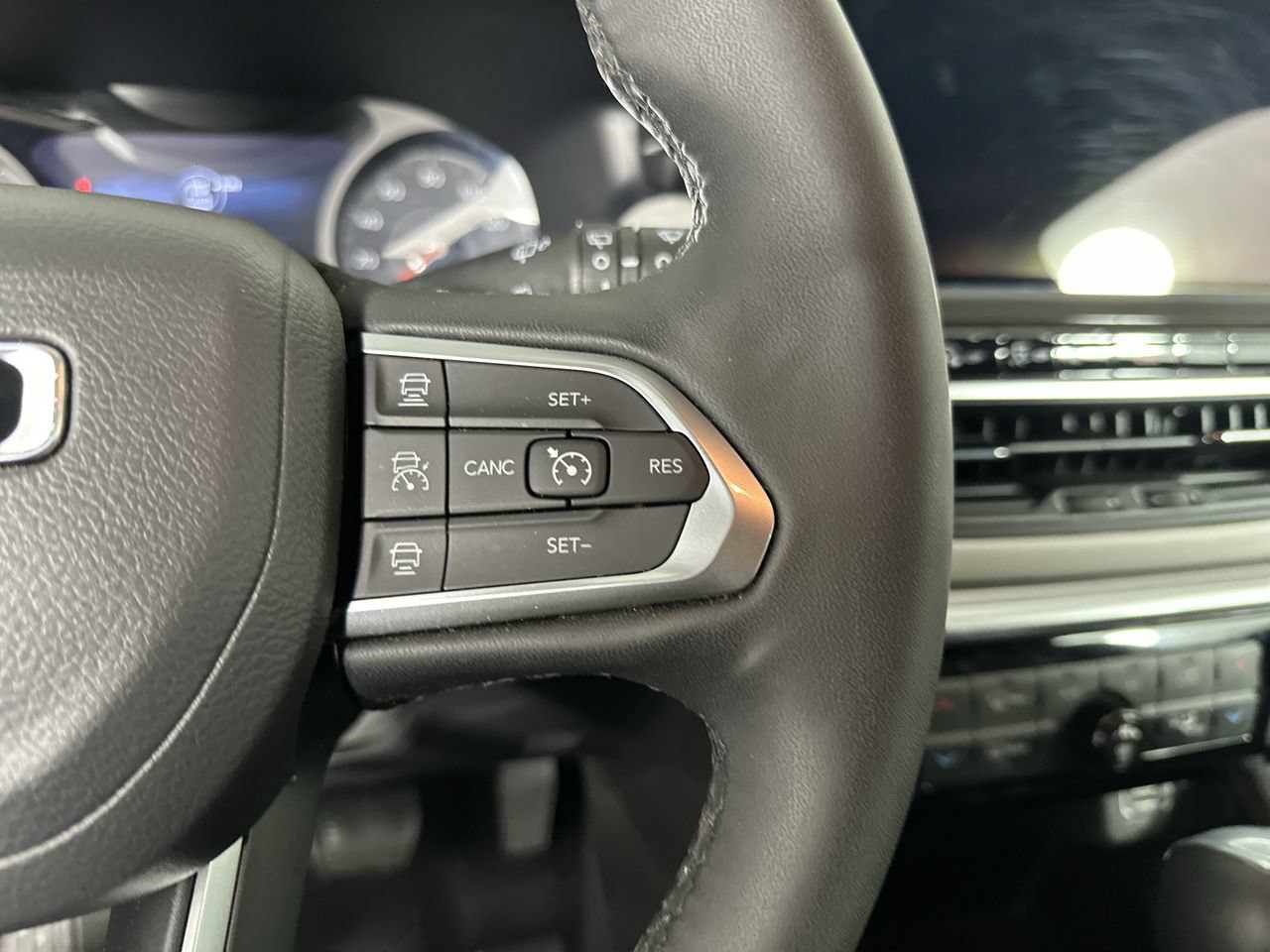 Used 2025 Jeep Compass Limited AWD/4WD image 8