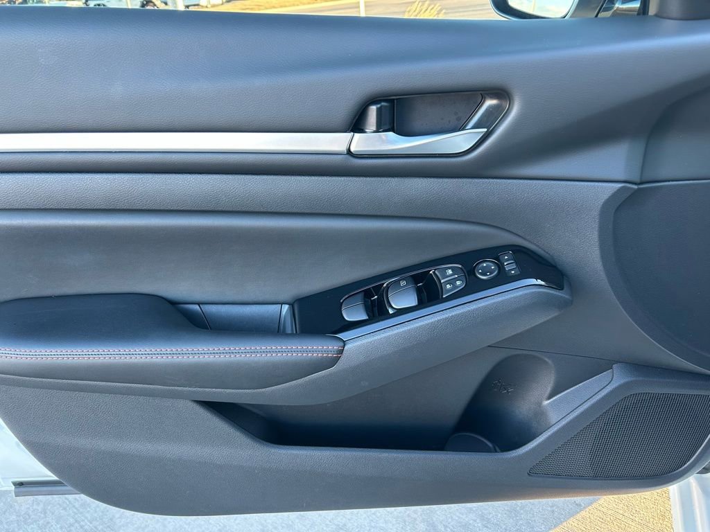 Used 2025 Nissan Altima 2.5 SR image 11