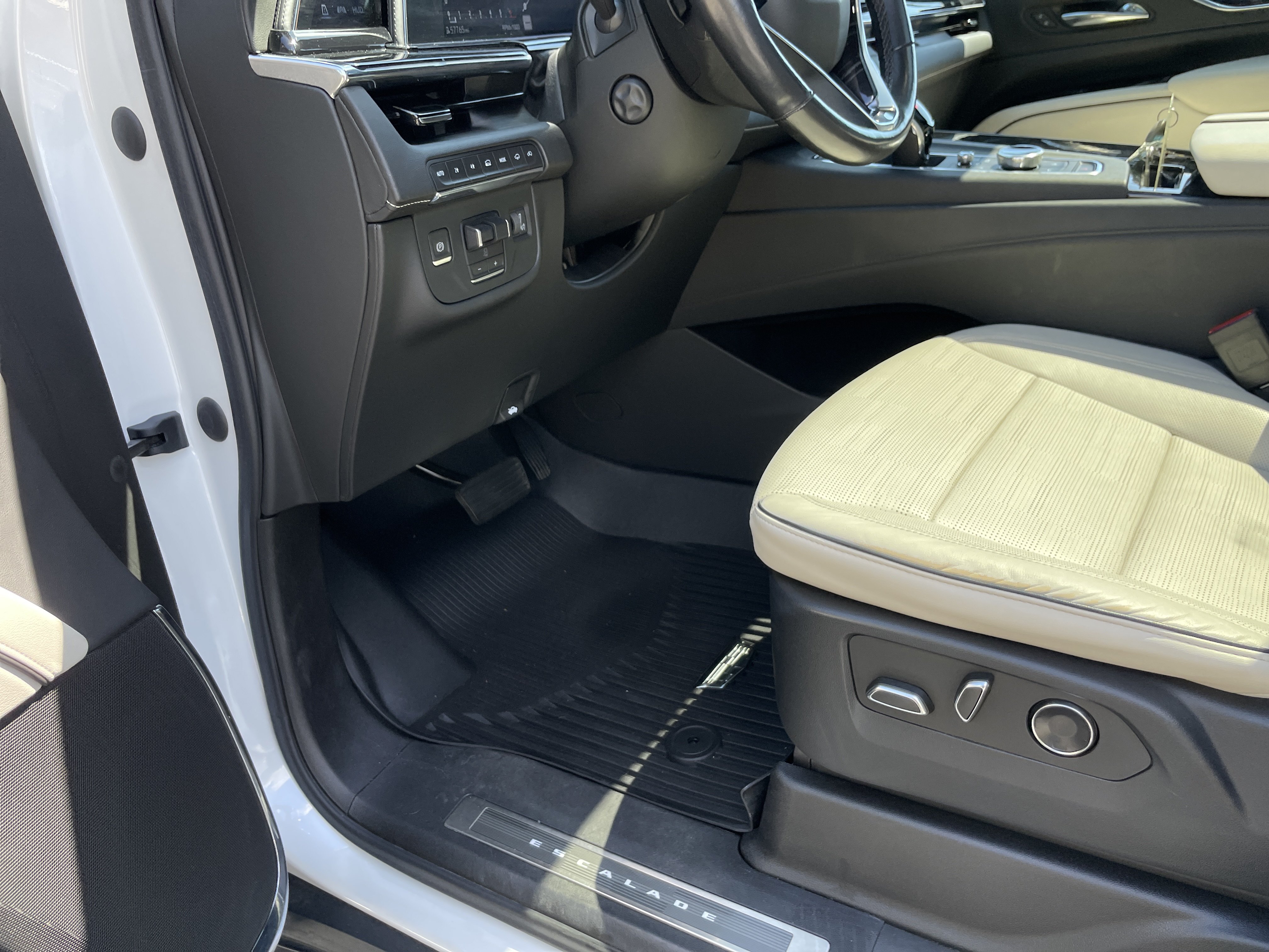 Used 2021 Cadillac Escalade Sport w/ Driver Assist Tech Package AWD/4WD image 16