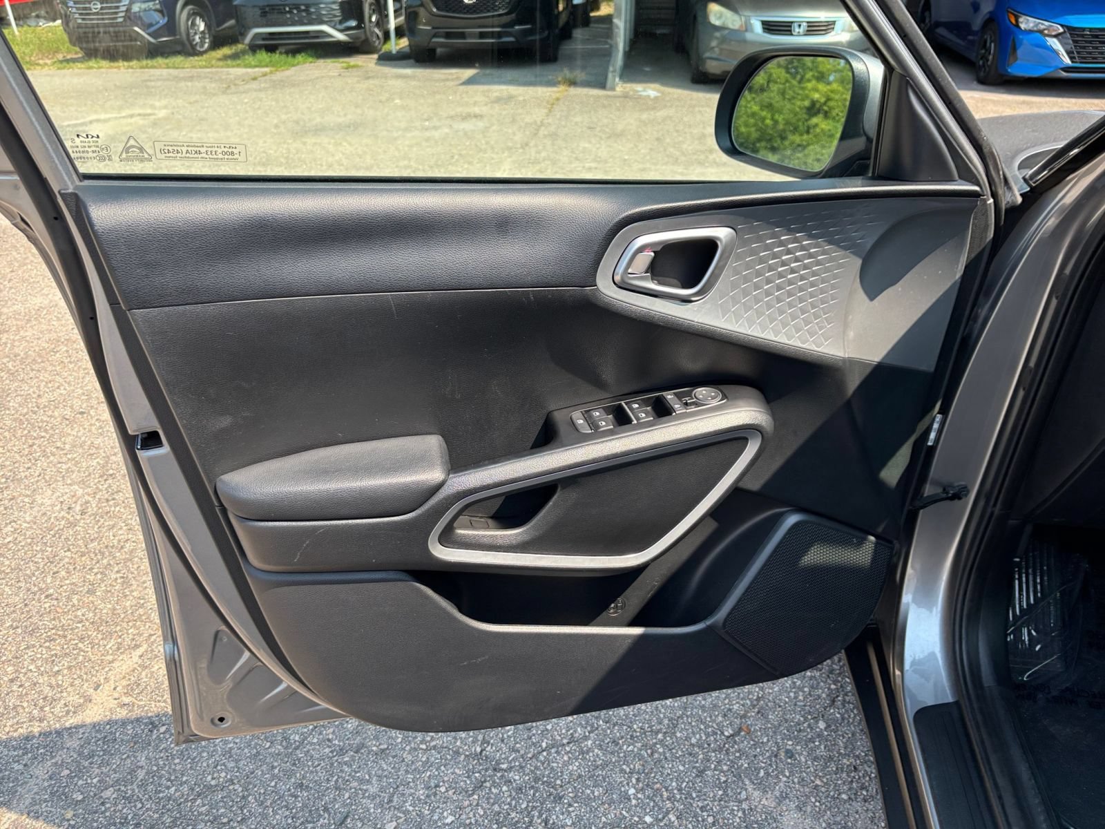Used 2025 Kia Soul LX w/ LX Technology Package FWD image 18