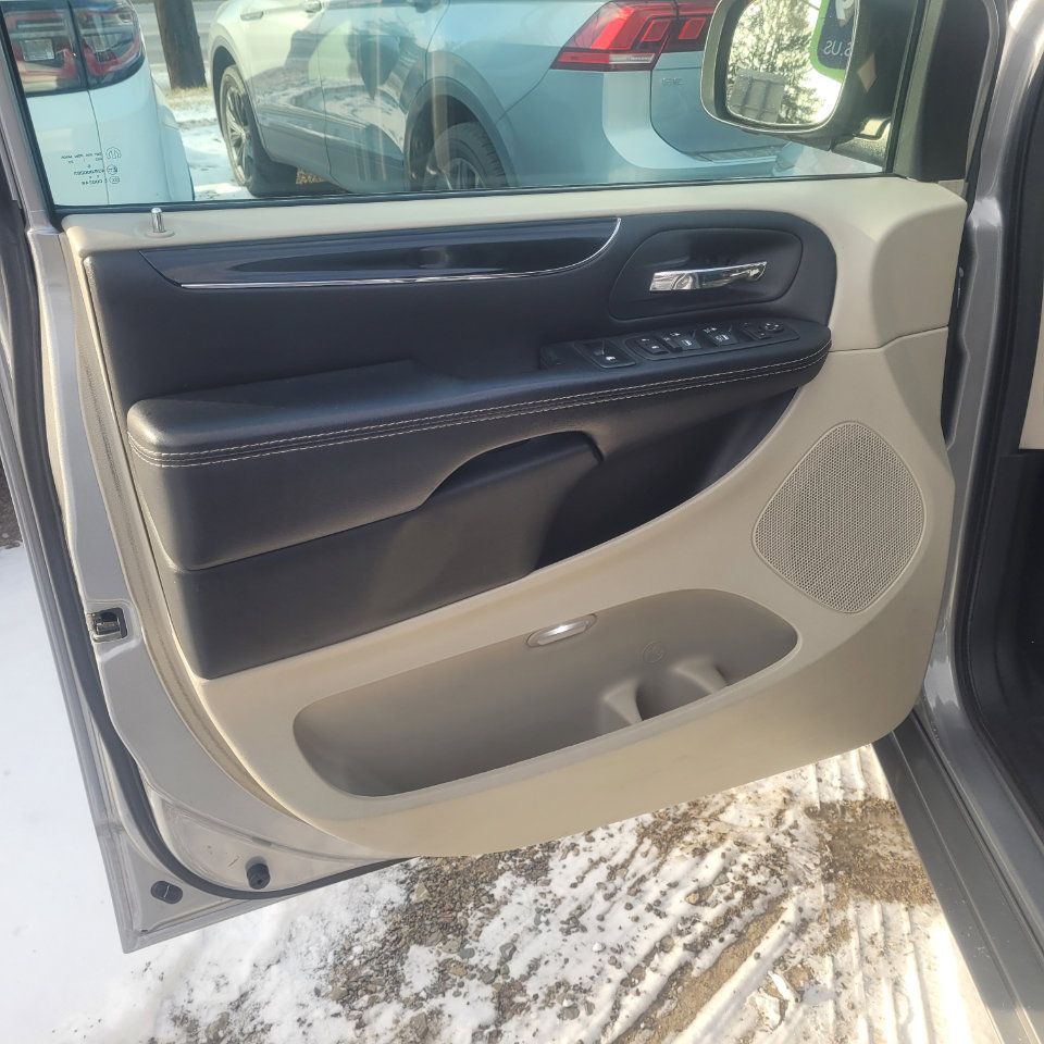 Used 2017 Dodge Grand Caravan SXT image 10