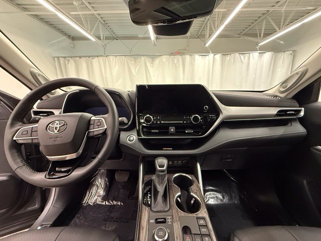 Certified 2025 Toyota Highlander Platinum AWD/4WD image 19