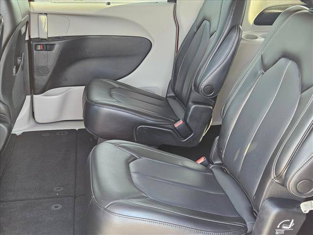 Used 2023 Chrysler Pacifica Touring-L FWD image 17