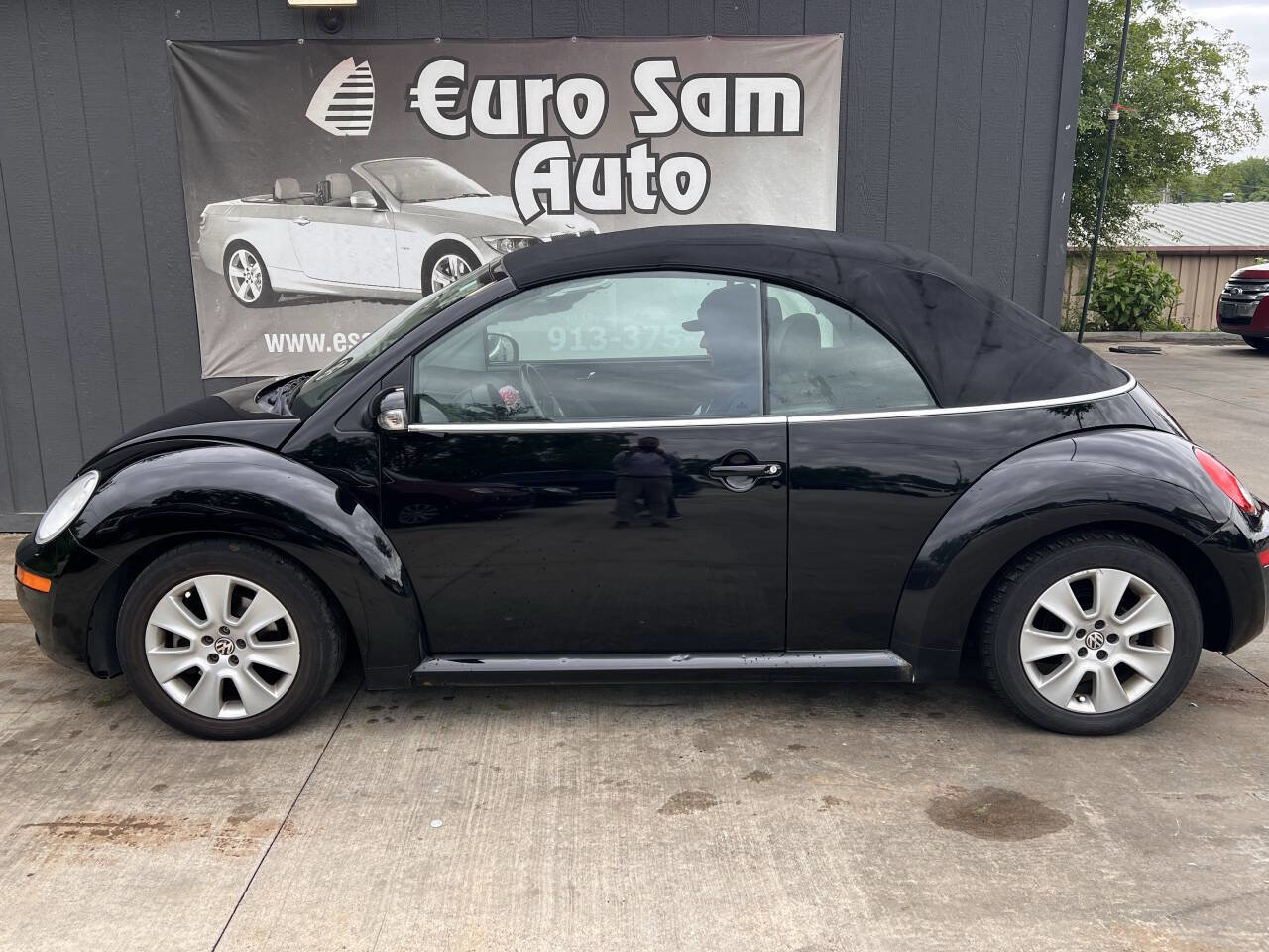Used 2010 Volkswagen Beetle Convertible FWD image 9