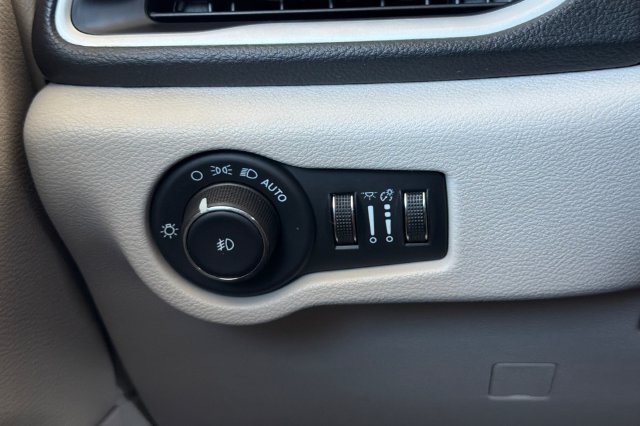 Used 2024 Chrysler Pacifica Limited FWD image 34