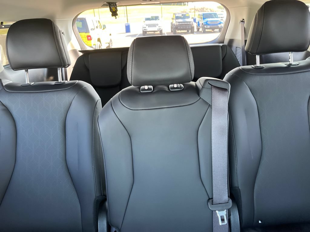 Used 2023 Kia Carnival EX FWD image 22