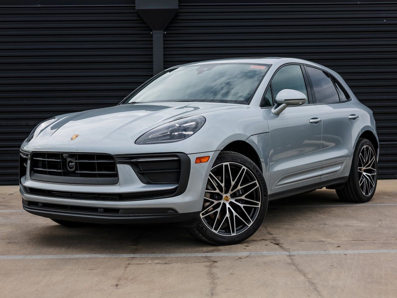 Certified 2025 Porsche Macan image 1