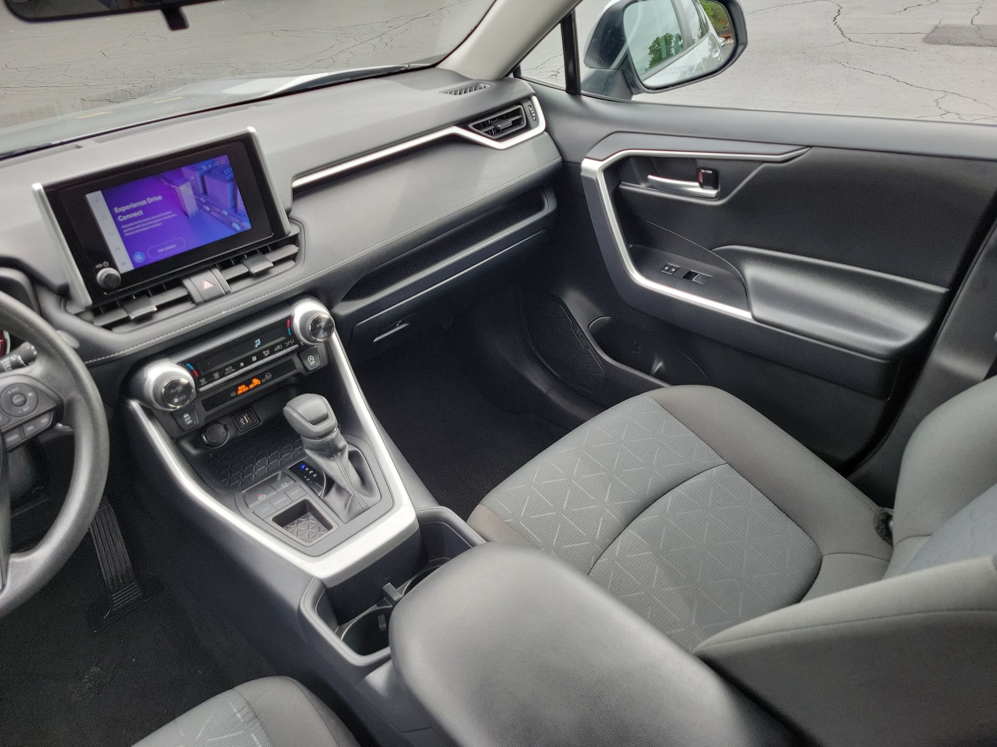 Used 2025 Toyota RAV4 XLE FWD image 27