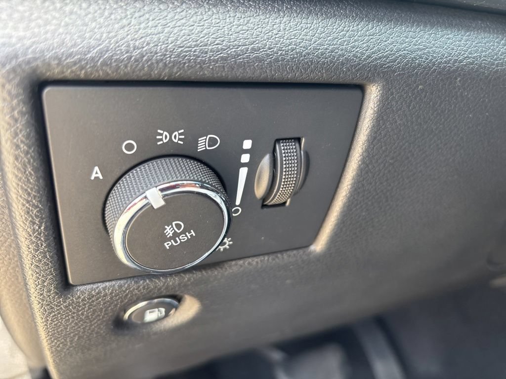Used 2021 Jeep Grand Cherokee Laredo AWD/4WD image 22