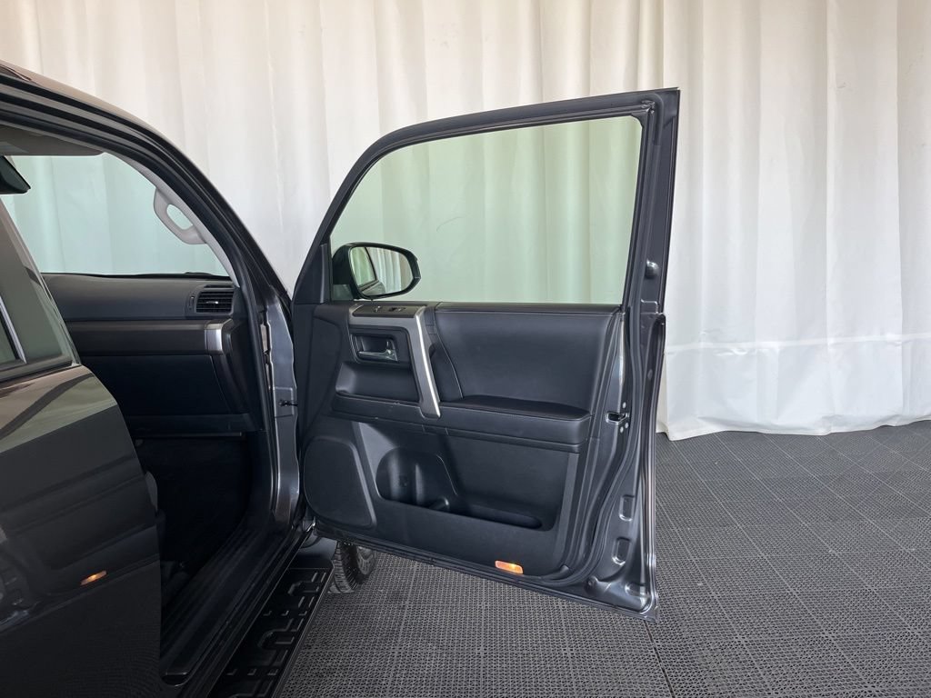 Used 2020 Toyota 4Runner SR5 AWD/4WD image 19