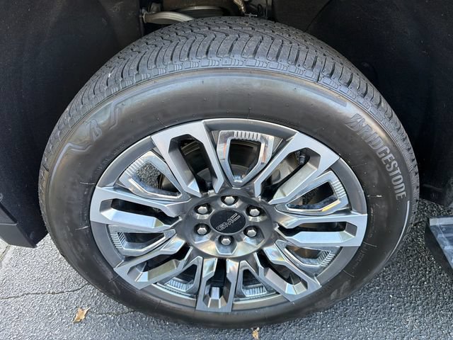 Used 2024 GMC Yukon Denali Ultimate AWD/4WD image 11