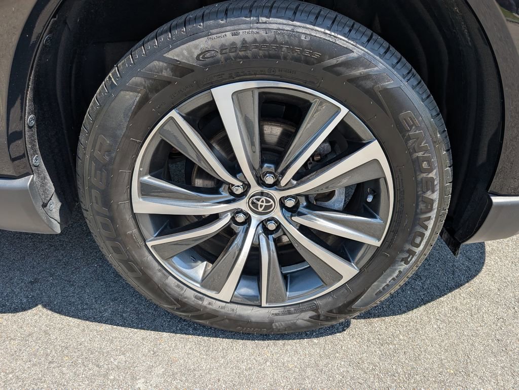 Used 2023 Toyota Venza LE AWD/4WD image 12