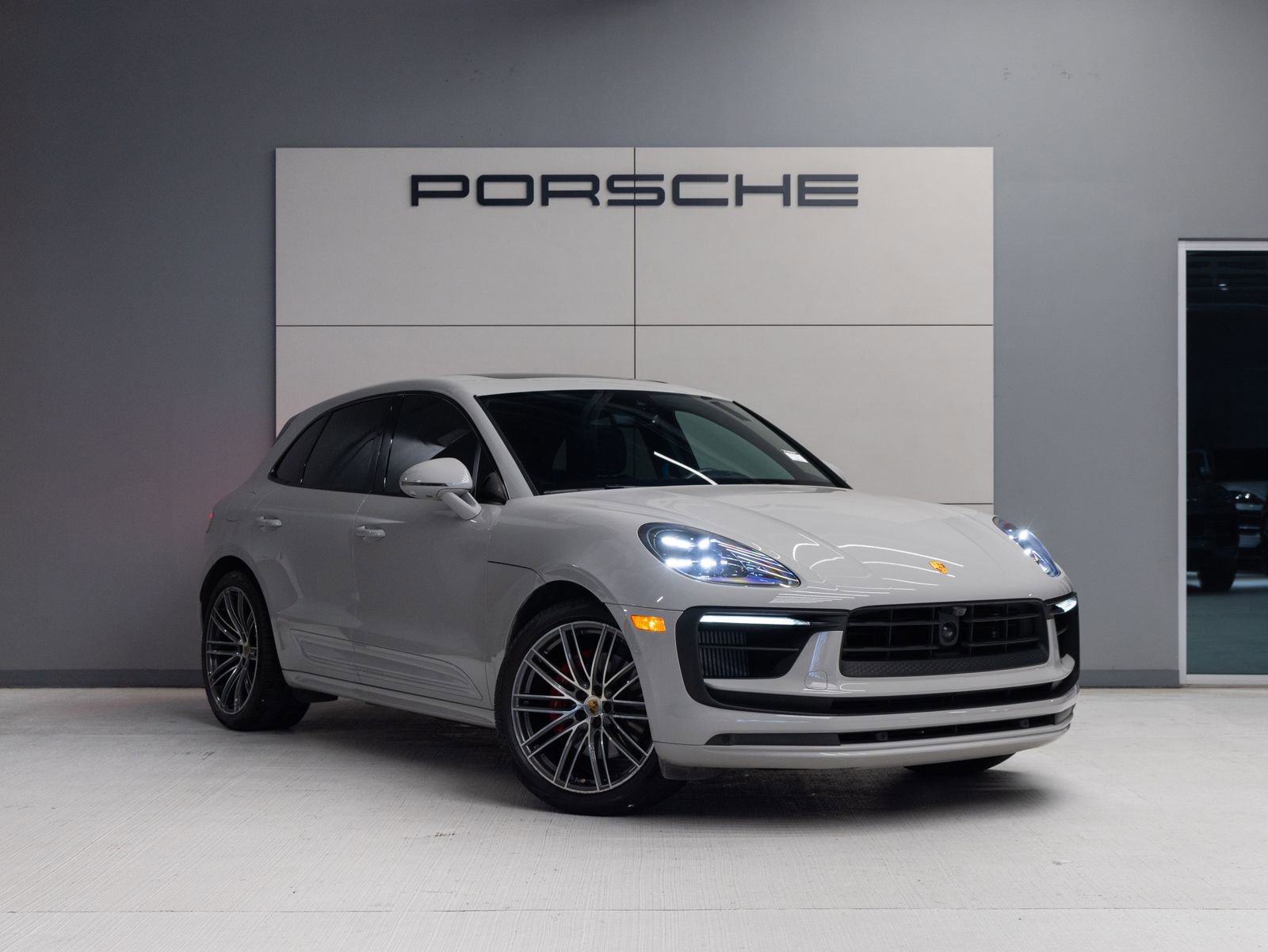 Certified 2023 Porsche Macan S image 9