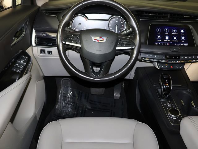 Used 2023 Cadillac XT4 Luxury w/ Cold Weather Package FWD image 3