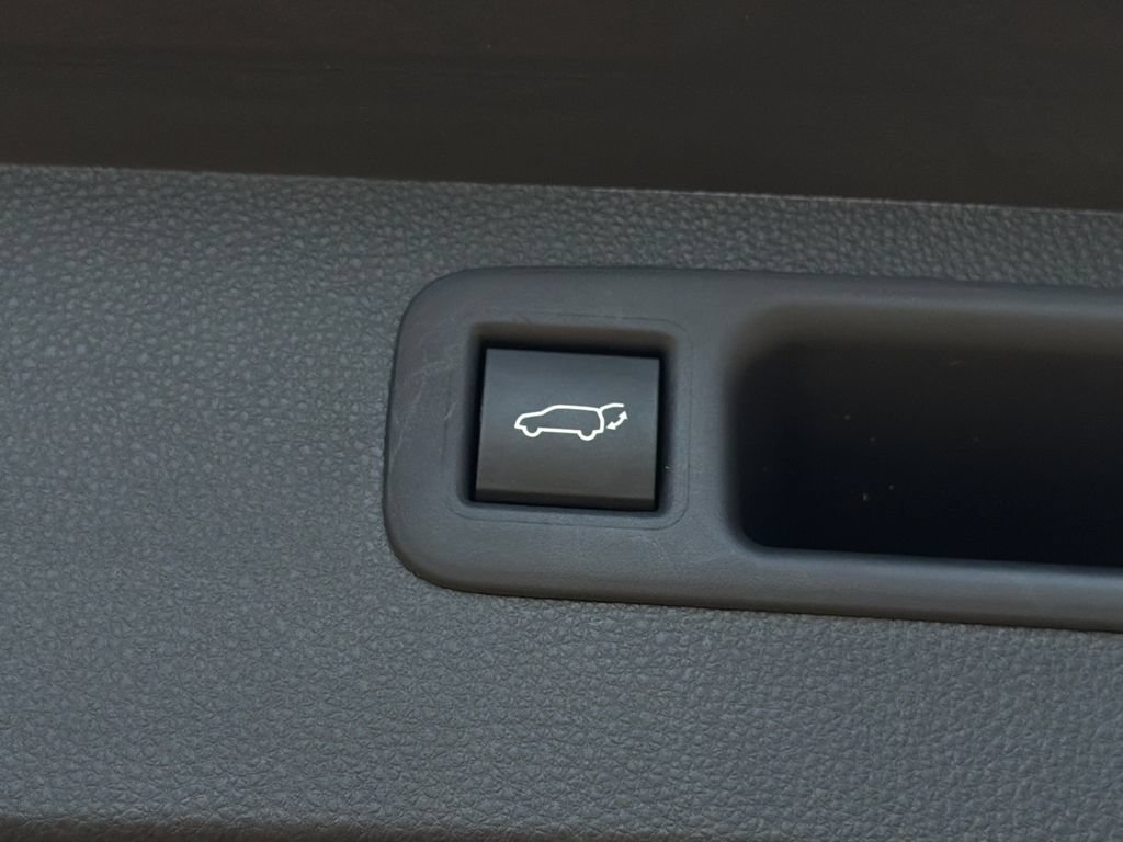 Used 2022 Toyota Highlander XLE AWD/4WD image 8