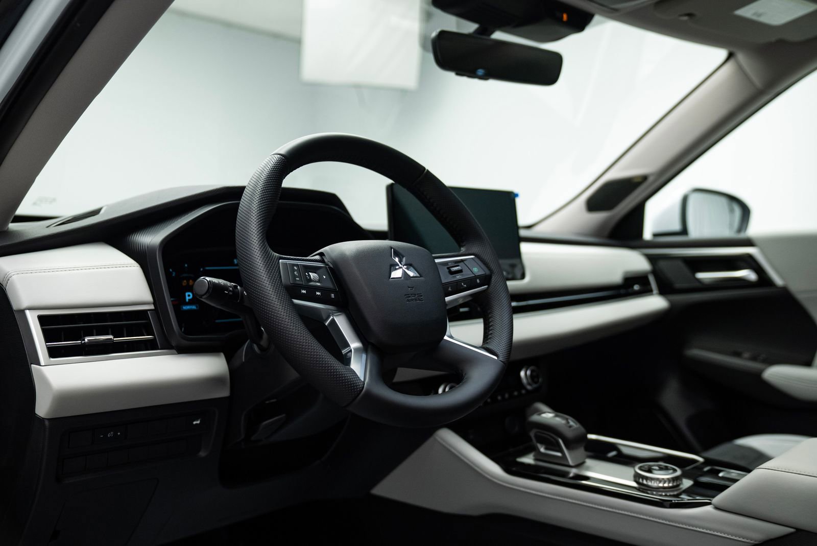 Used 2025 Mitsubishi Outlander SE image 10