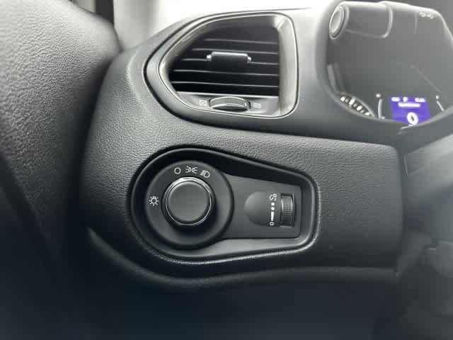 Used 2023 Jeep Renegade Latitude AWD/4WD image 18