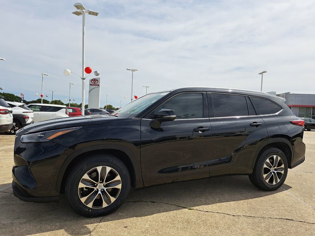 Used 2022 Toyota Highlander XLE FWD image 9