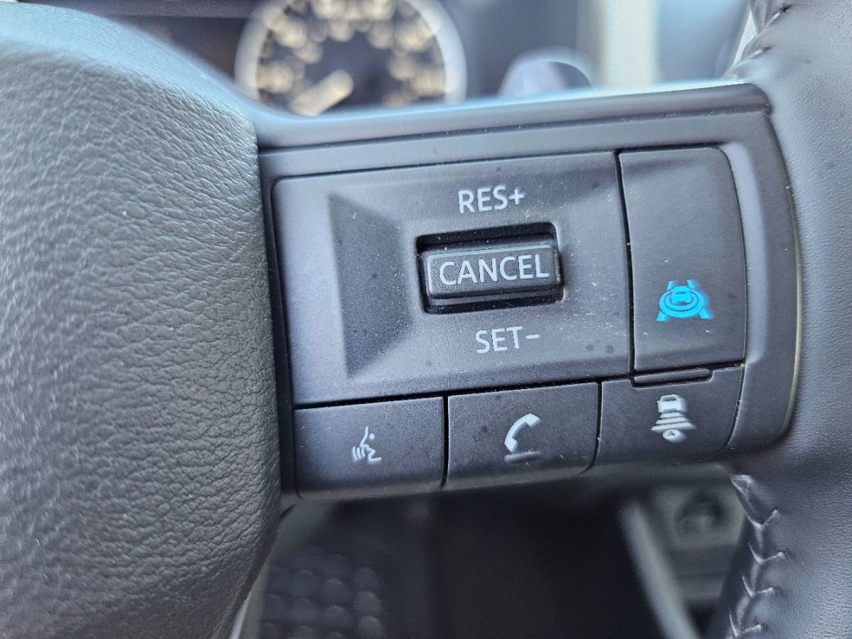 Used 2025 Nissan Rogue SV image 30