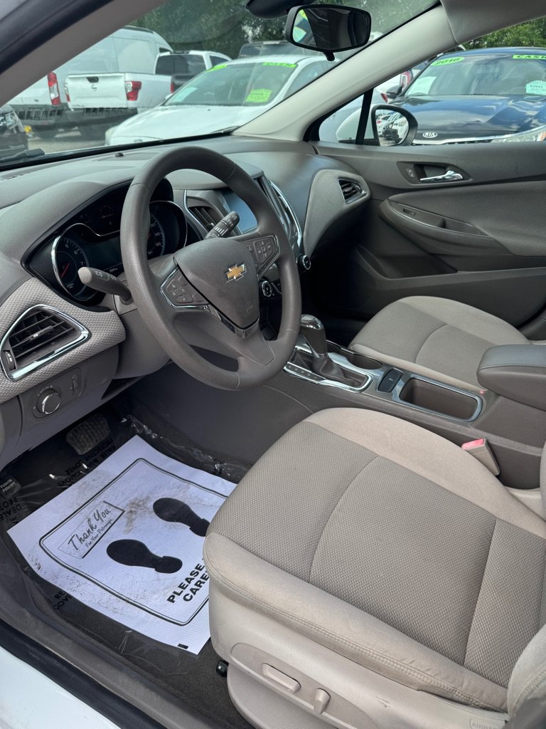 Used 2017 Chevrolet Cruze LT w/ Convenience Package FWD image 9