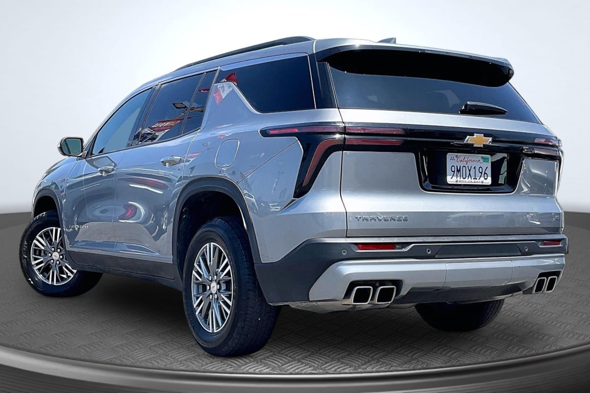 Used 2024 Chevrolet Traverse LT FWD image 2