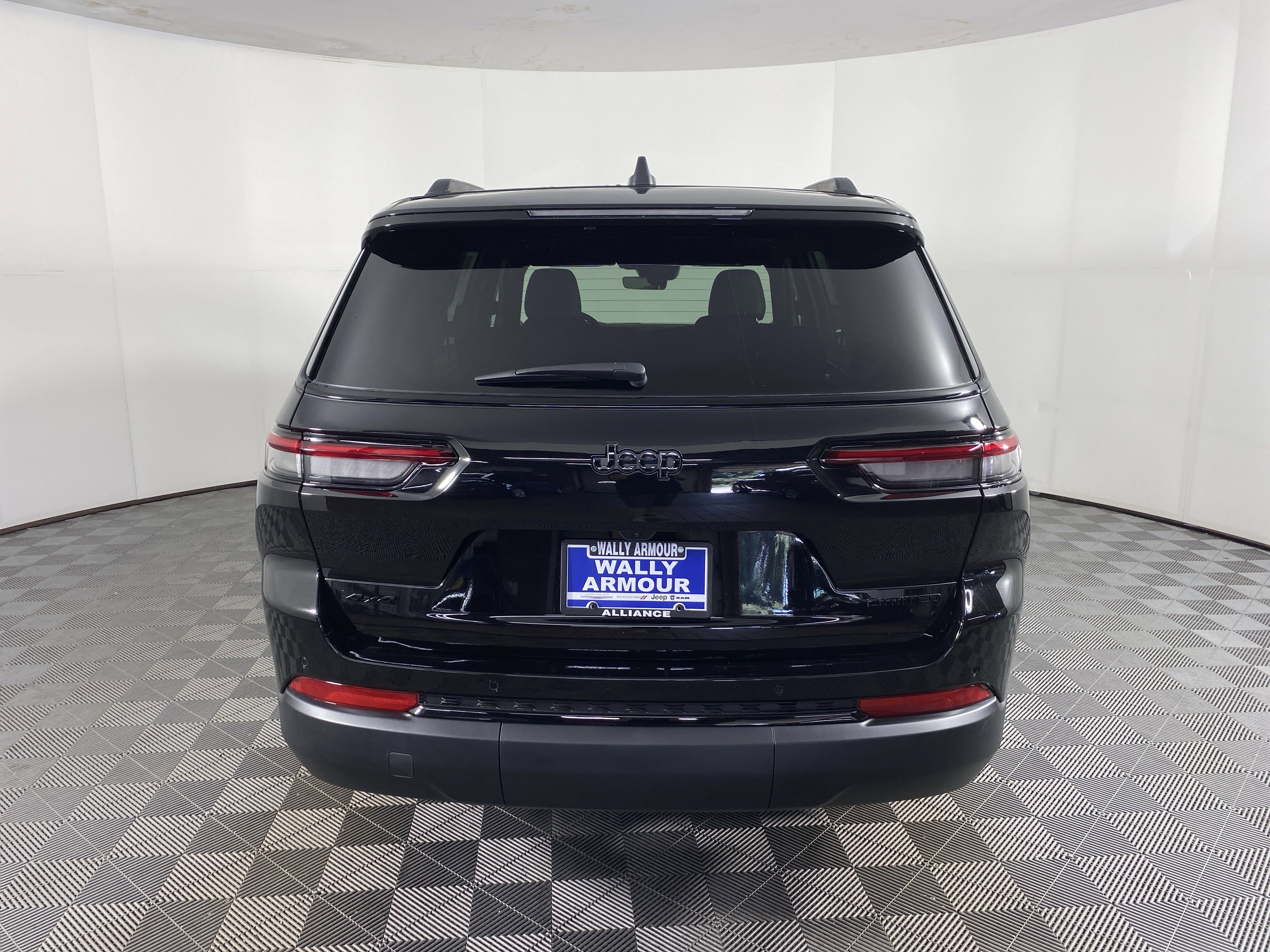 New 2025 Jeep Grand Cherokee L Limited w/ Black Appearance Package image 9