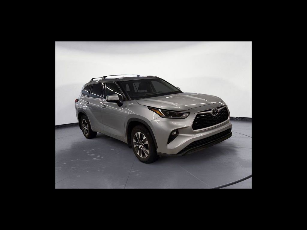 Used 2021 Toyota Highlander XLE AWD/4WD image 8