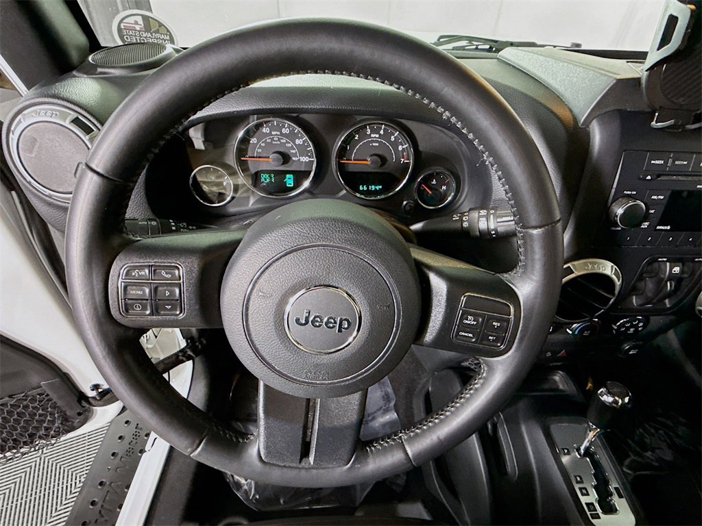 Used 2017 Jeep Wrangler Unlimited Rubicon w/ Connectivity Group image 18