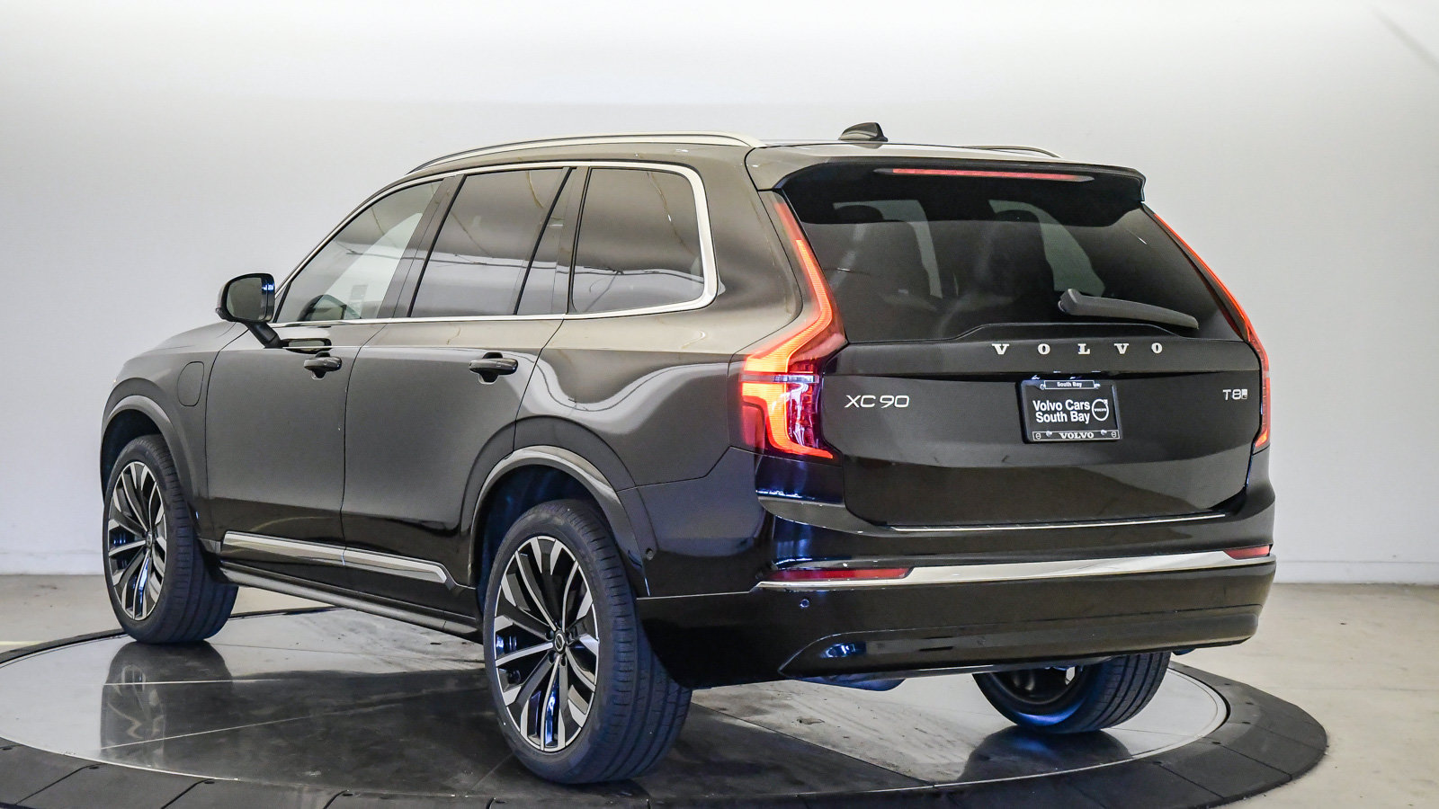 New 2026 Volvo XC90 T8 Plus w/ Protection Package Premier AWD/4WD image 2