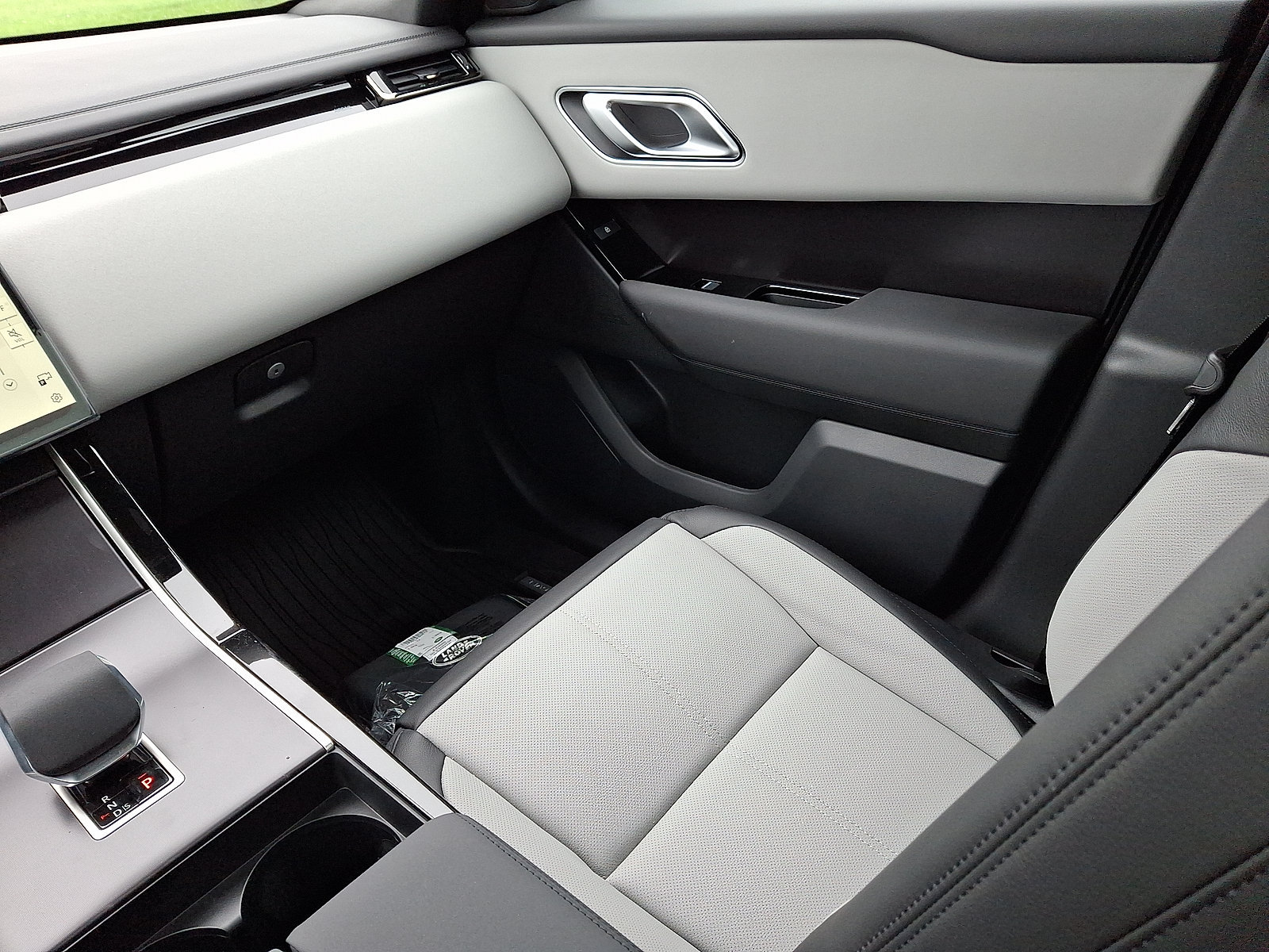 New 2026 Land Rover Range Rover Velar Dynamic SE AWD/4WD image 14