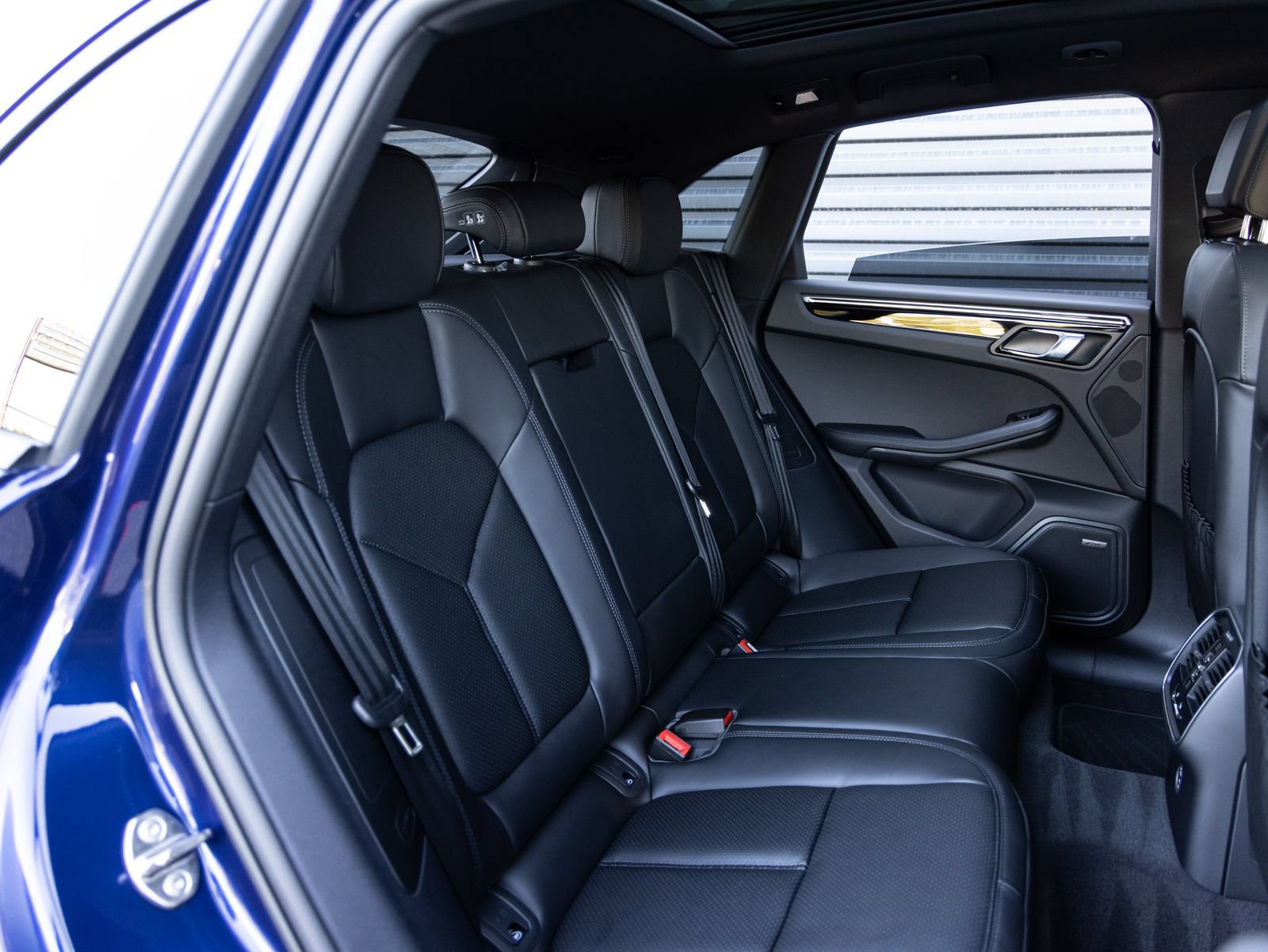 Certified 2026 Porsche Macan AWD/4WD image 32