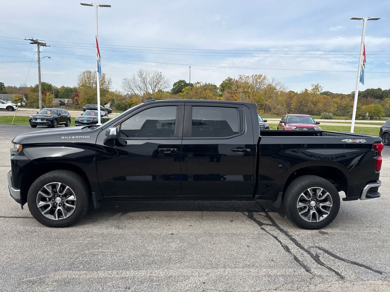 Used 2022 Chevrolet Silverado 1500 LT AWD/4WD image 2