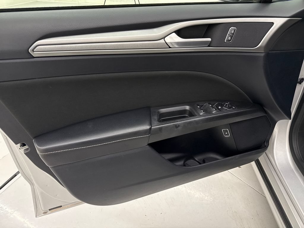 Used 2019 Ford Fusion SE FWD image 12