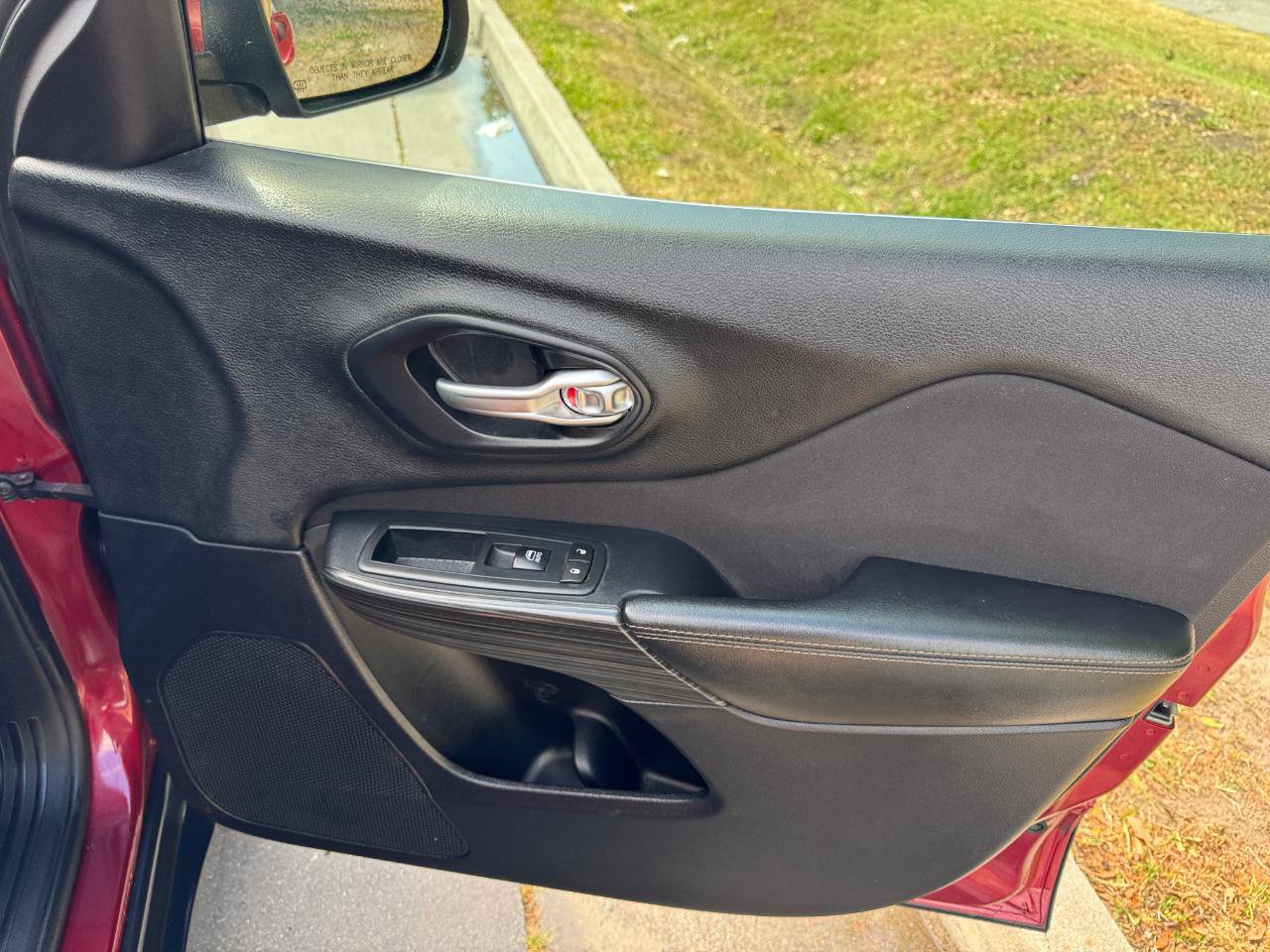 Used 2016 Jeep Cherokee Latitude w/ Safety/Convenience Group AWD/4WD image 17