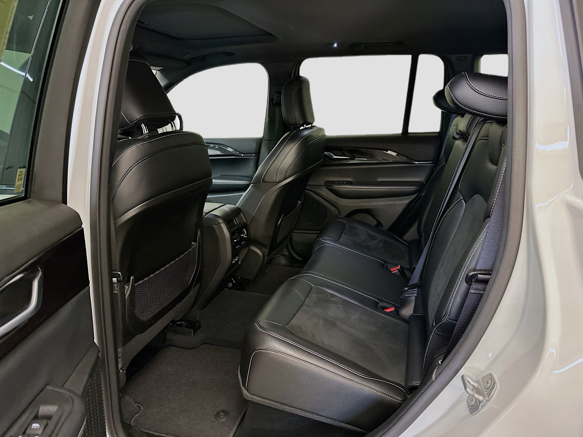 Used 2023 Jeep Grand Cherokee Altitude image 29