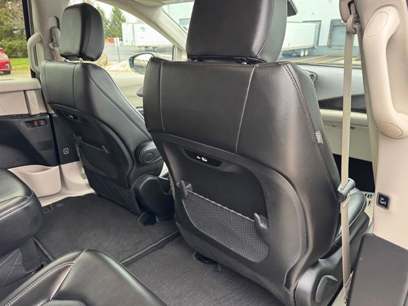 Used 2024 Chrysler Pacifica Touring-L image 36