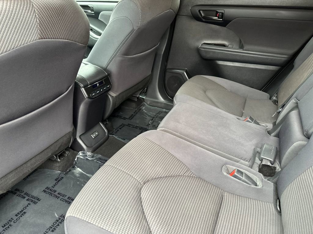 Used 2023 Toyota Highlander LE AWD/4WD image 11