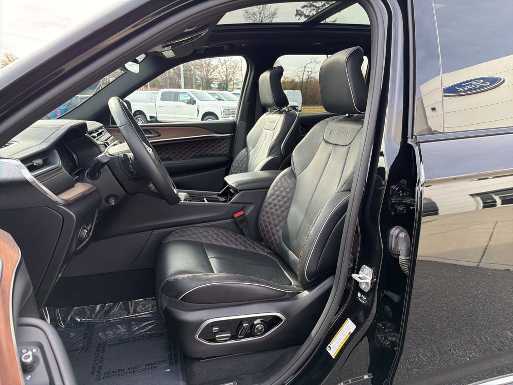 Used 2025 Jeep Grand Cherokee Summit image 11