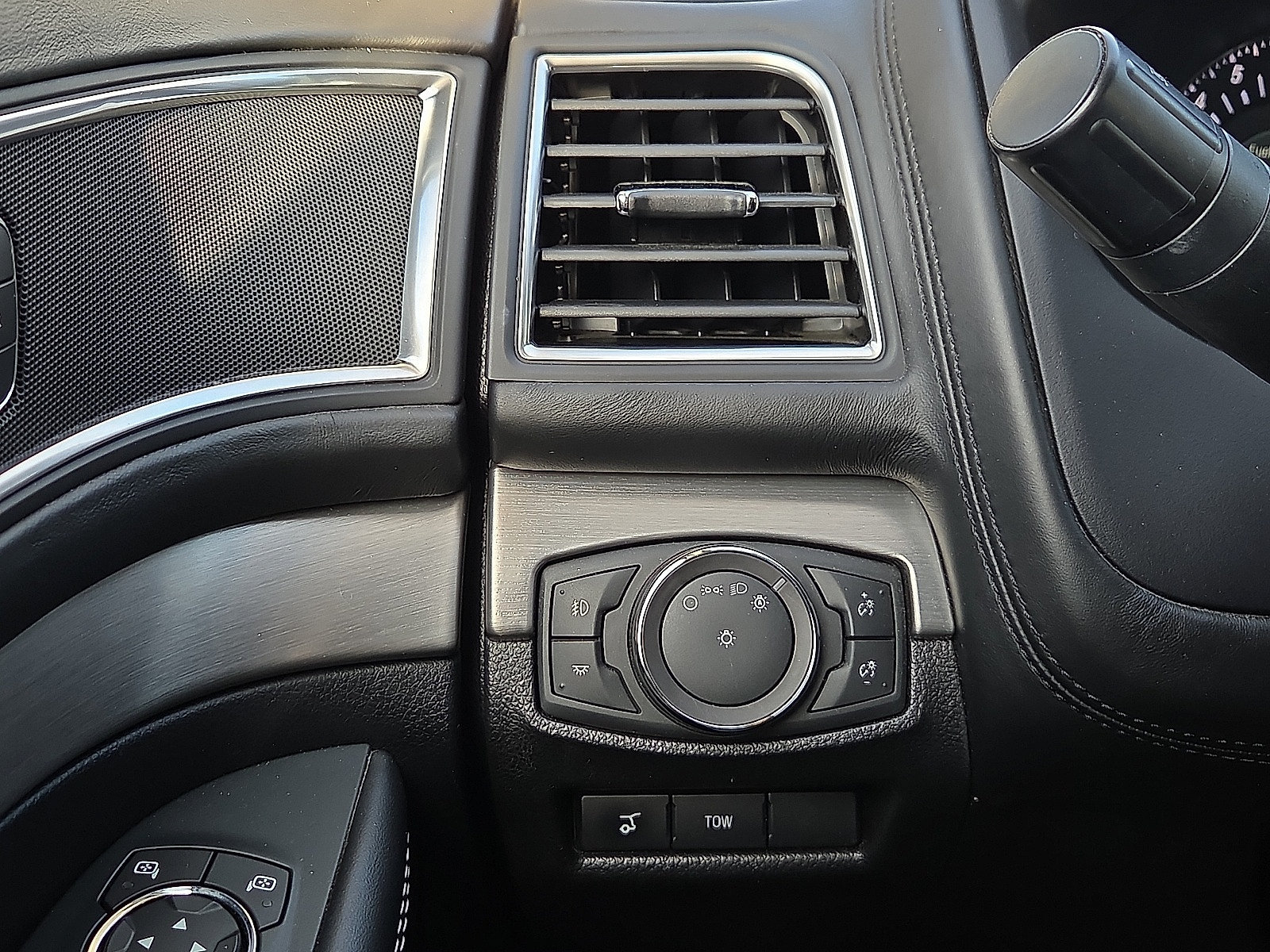 Used 2018 Ford Explorer Platinum AWD/4WD image 22