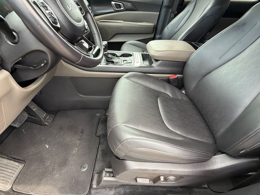 Used 2025 Kia Carnival FWD image 12