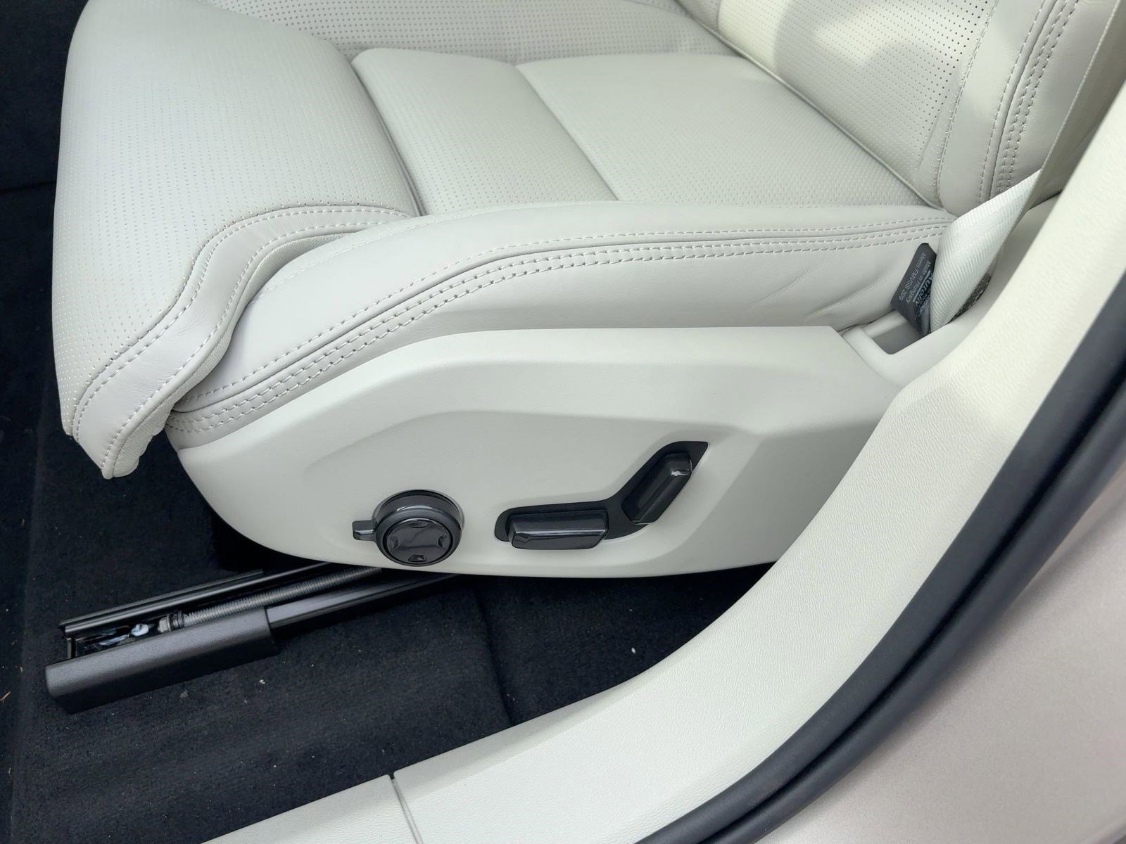 New 2026 Volvo XC60 B5 Ultra w/ Protection Package Premier image 14