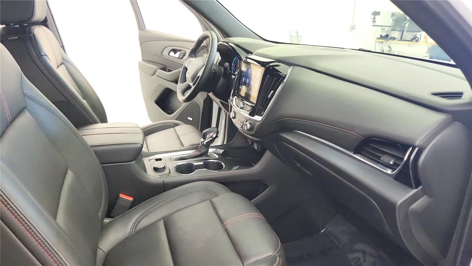 Used 2023 Chevrolet Traverse RS FWD image 40