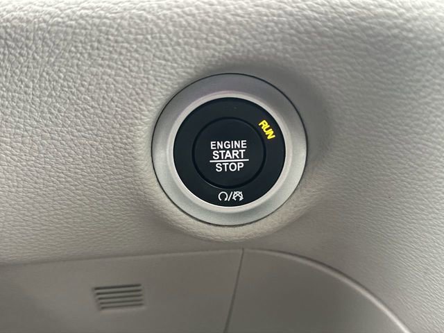 Used 2024 Chrysler Pacifica Limited FWD image 17