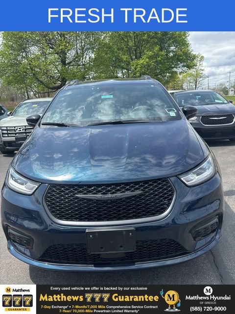 Used 2023 Chrysler Pacifica Limited w/ Uconnect Theater Family Group