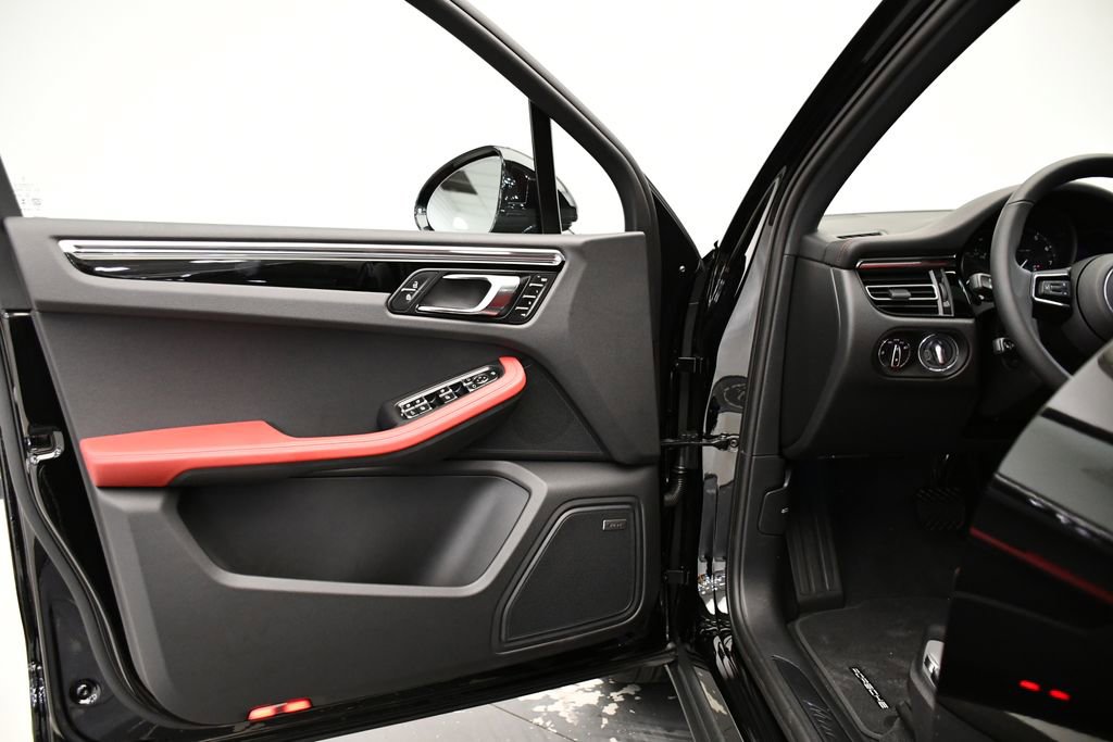 Used 2025 Porsche Macan Turbo image 30