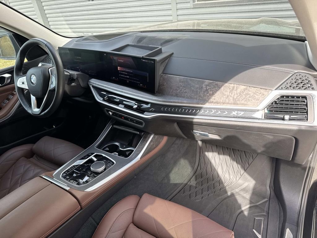 Used 2023 BMW X7 xDrive40i w/ Parking Assistance Package AWD/4WD image 18