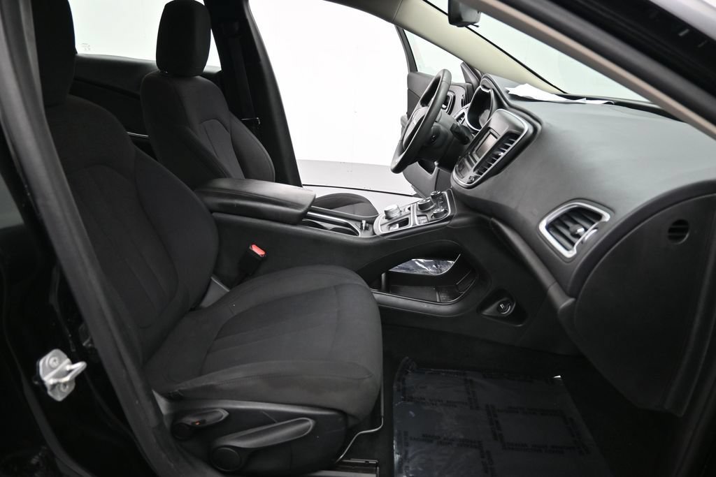 Used 2015 Chrysler 200 Limited FWD image 18